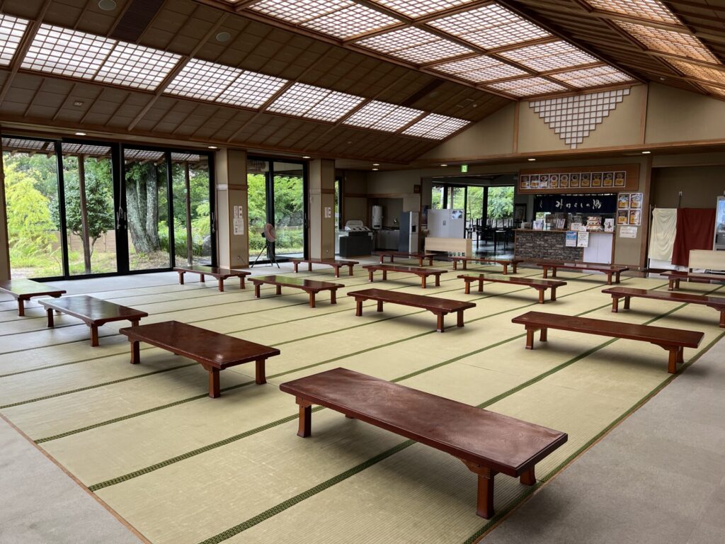 食堂前休憩所