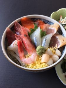 山の中で海鮮丼？