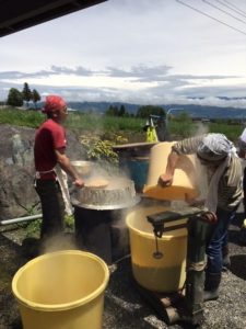 観光㈱山小屋手造り味噌　今年の仕込み風景