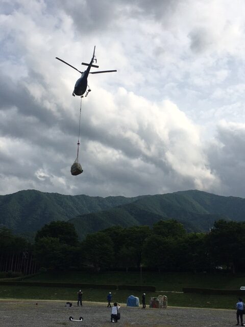 西駒山荘の荷揚げ作業